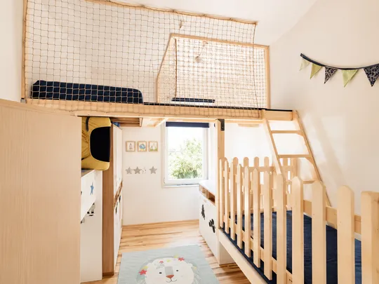 Kinderzimmer mit maßgefertigtem Hochbett aus Holz