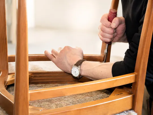 Reparatur eines Holzstuhls in der Werkstatt
